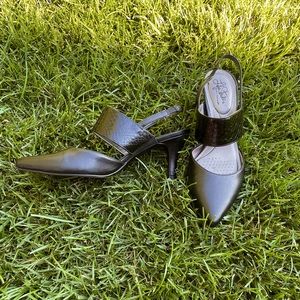 LifeStride Size 10 black pump (2.5 inch heel) with croc embossed detail